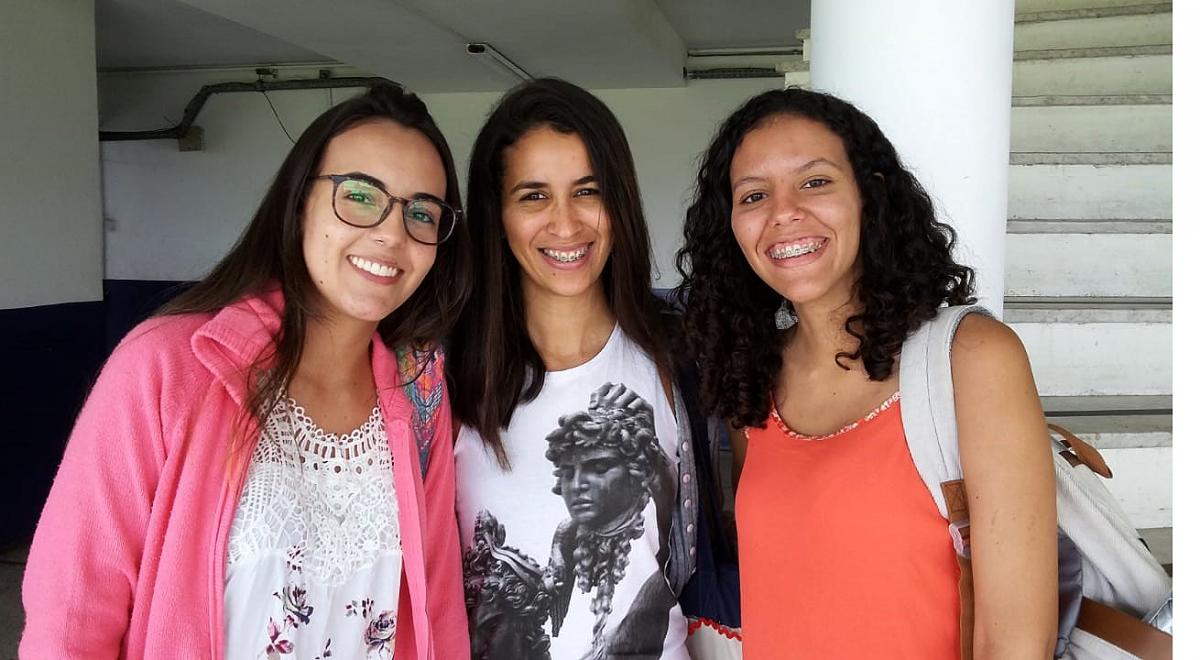 Amigas de viagens. Luana Barbosa, Gabriela Correia e Emília Ferreira, respectivamente, usam o circular com frequência.