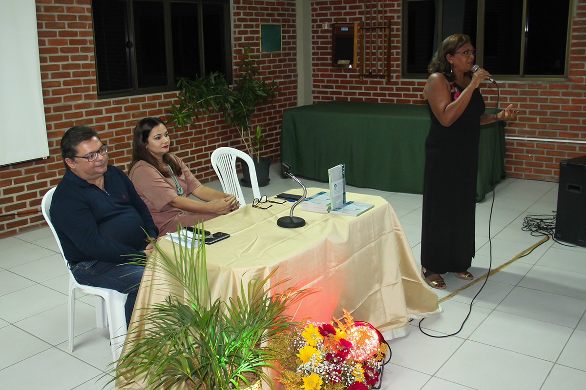 Maria Inêz Oliveira Araújo, da UFS, prefaciou o livro Ensino das Ciências e Biologia