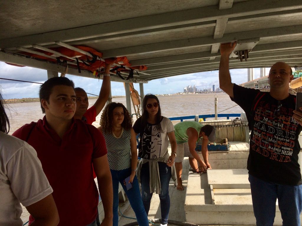 estudantes da engenharia de pesca navegam no barco sinuelo