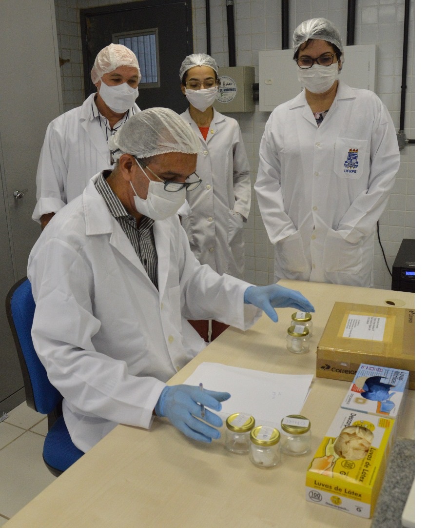 pesquisadores analisando material em laboratório