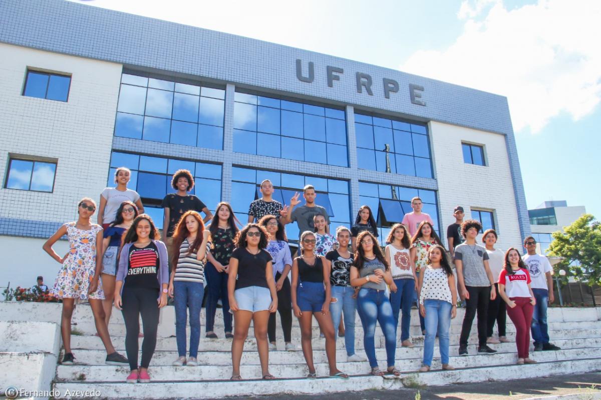 Grupo de 25 jovens da Escolinha de Conselhos na frente da UFRPE