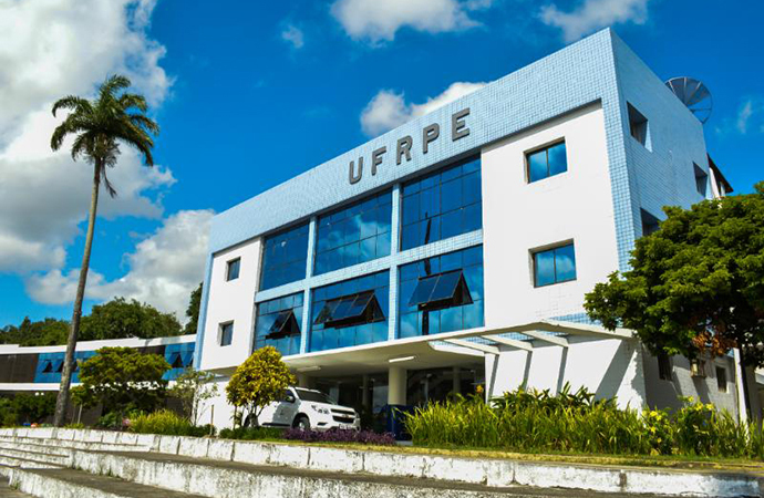 Imagem da fachada da UFRPE, campus Recife